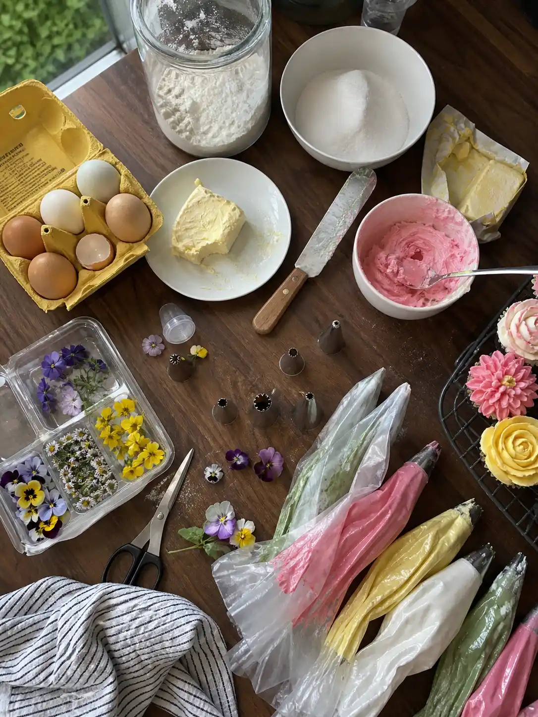 Ingrédients des cupcakes fleuris Fête des Mères : farine, oeufs, beurre, sucre, vanille, crème et colorants alimentaires