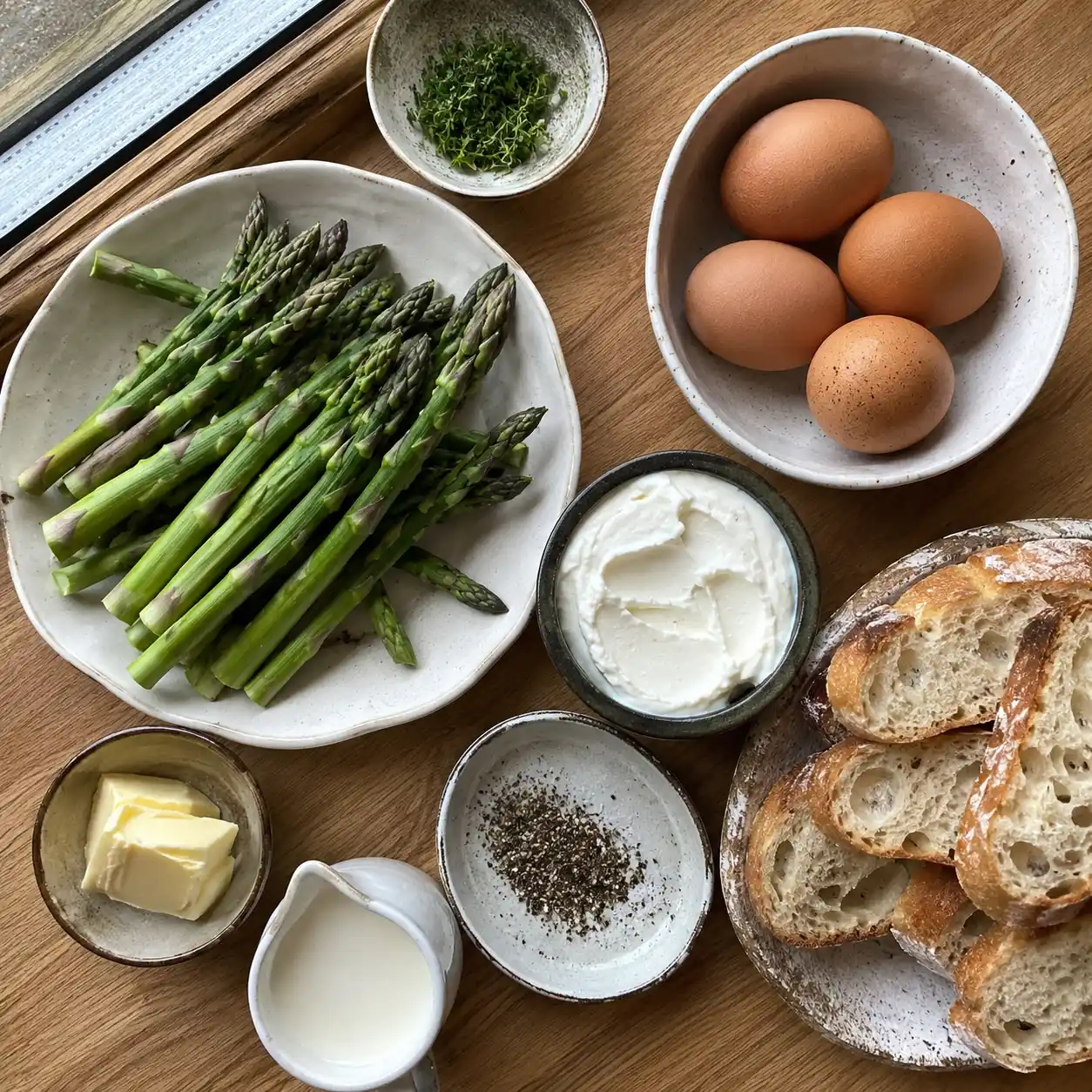 Ingrédients pour les œufs cocotte : asperges, œufs, crème